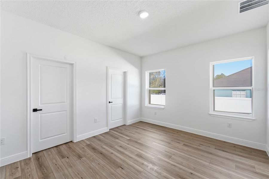 Spacious, unfurnished interior of a new home in , Ocala (Image 31).