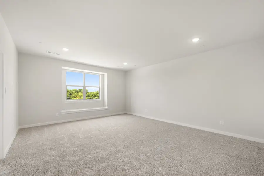 Spacious, unfurnished interior of a new home in Cottonwood Creek, Rowlett (Image 41).