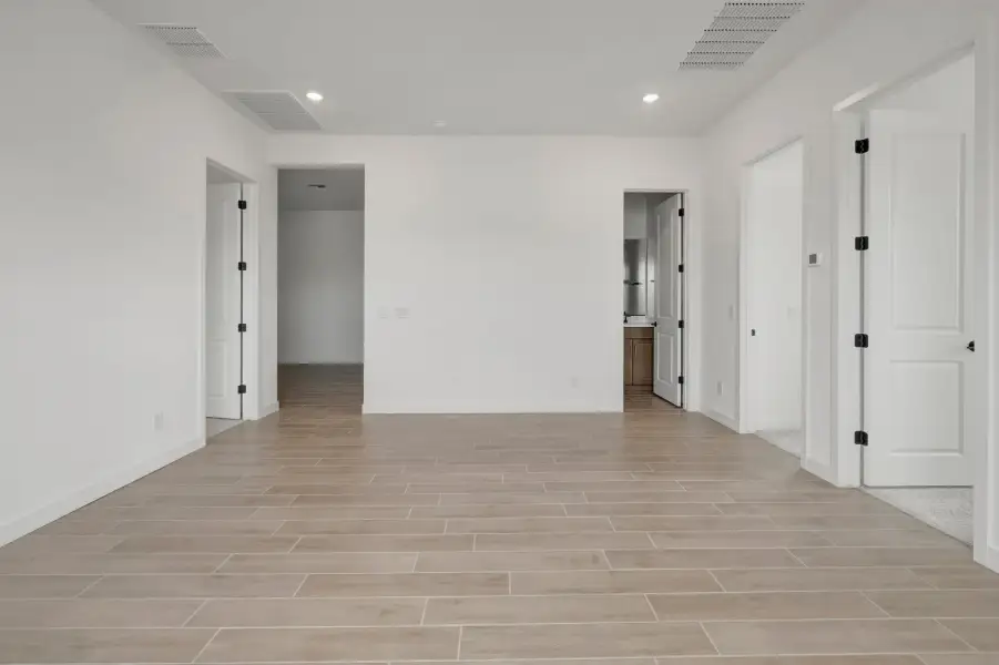 Spacious, unfurnished interior of a new home in Soleo, San Tan Valley (Image 27).