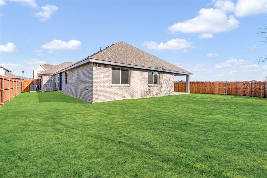 Exterior details and patio area of a home in Maplewood, Glenn Heights (Image 4).