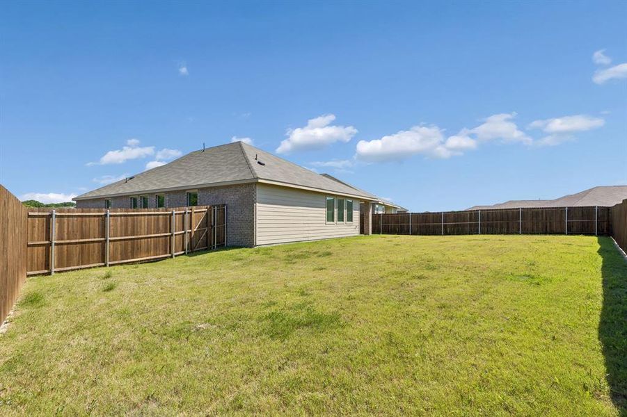 Exterior details and patio area of a home in Eastland, Crandall (Image 4).