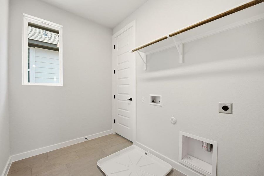 Spacious, unfurnished interior of a new home in Heritage, Dripping Springs (Image 29).