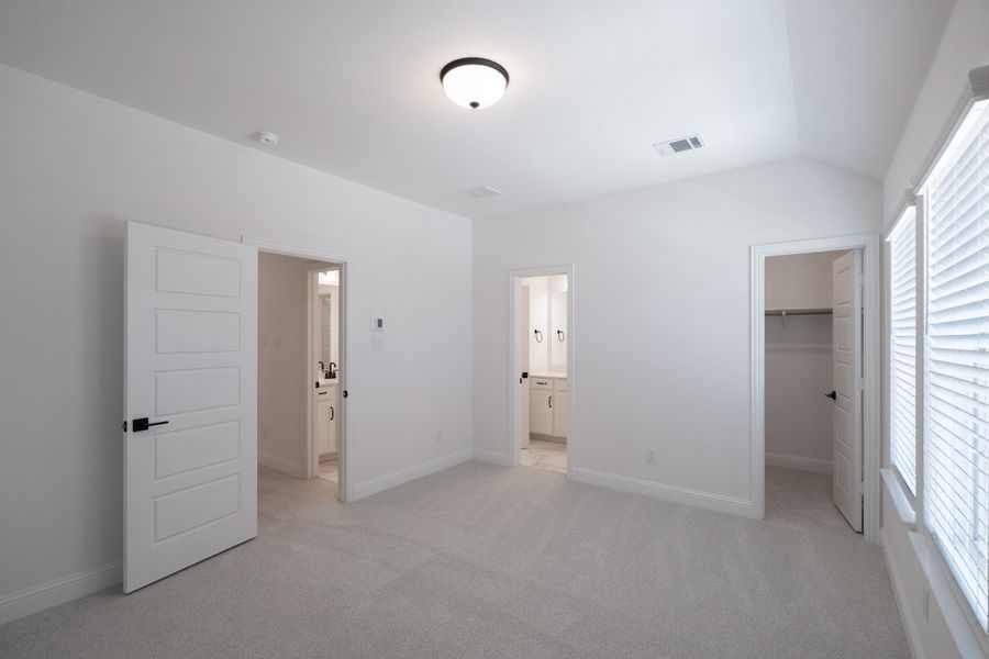 Spacious, unfurnished interior of a new home in Valencia on the Lake, Little Elm (Image 34).