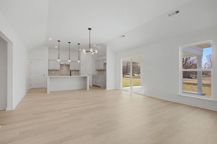 Spacious, unfurnished interior of a new home in Sugar Creek, Mount Pleasant (Image 13).