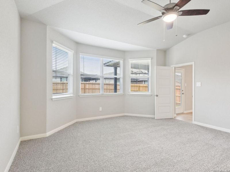 Spacious, unfurnished interior of a new home in Comanche Ridge, San Antonio (Image 14).
