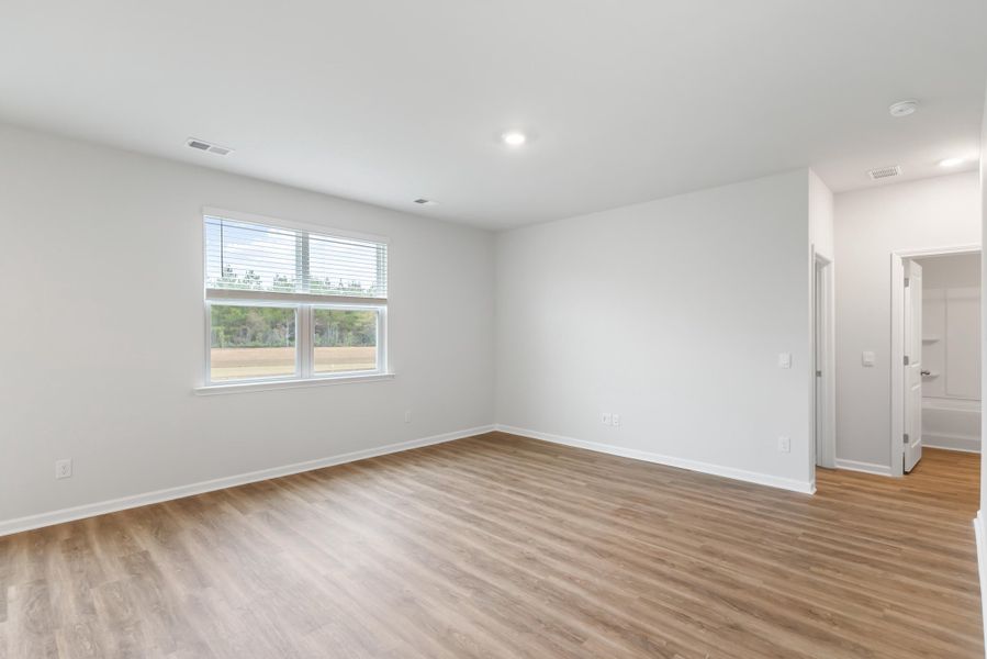 Spacious, unfurnished interior of a new home in Carolina Groves, Moncks Corner (Image 23).