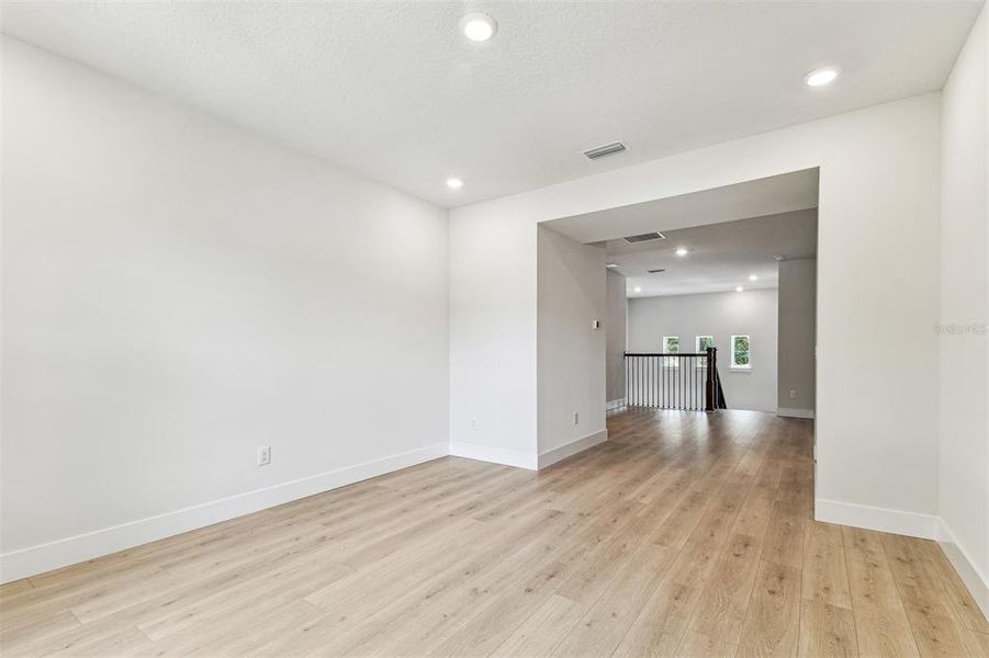 Spacious, unfurnished interior of a new home in , Tampa (Image 5).