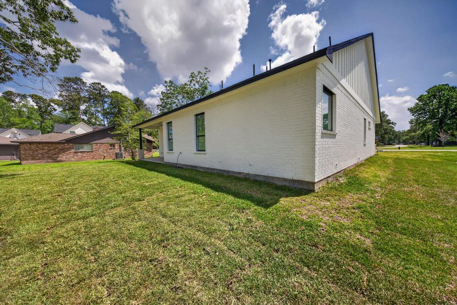 Exterior details and patio area of a home in , New Caney (Image 4).