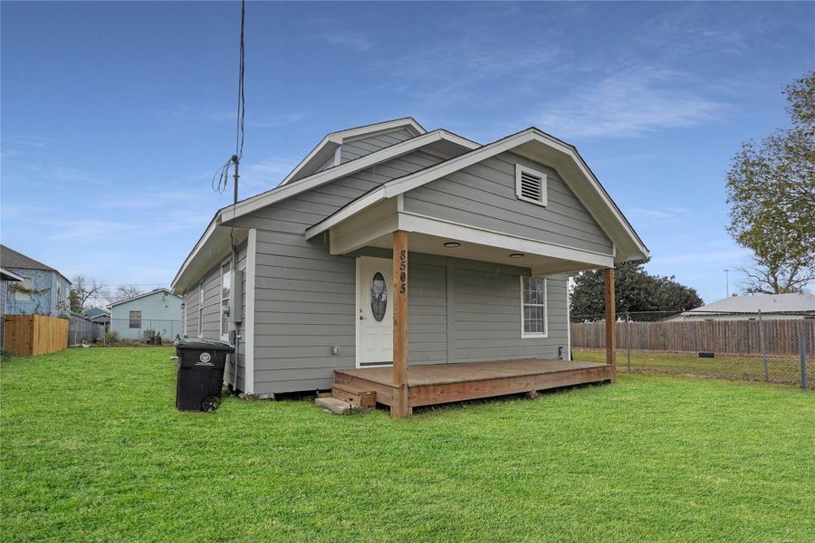 Exterior details and patio area of a home in , Houston (Image 12).