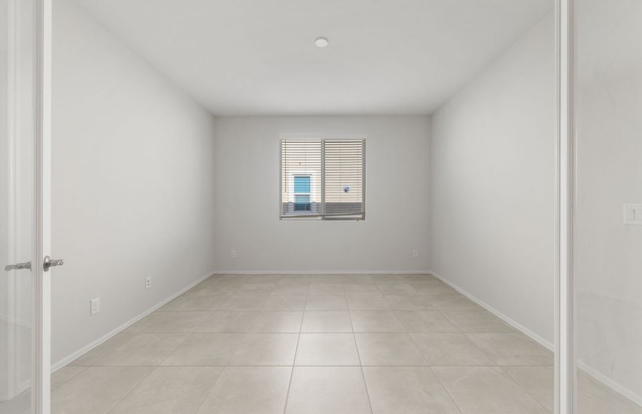 Spacious, unfurnished interior of a new home in Sun City Anthem at Merrill Ranch, Florence (Image 23).