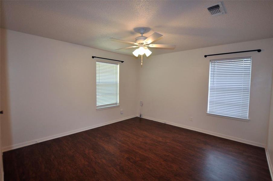 Spacious, unfurnished interior of a new home in , Weatherford (Image 9).