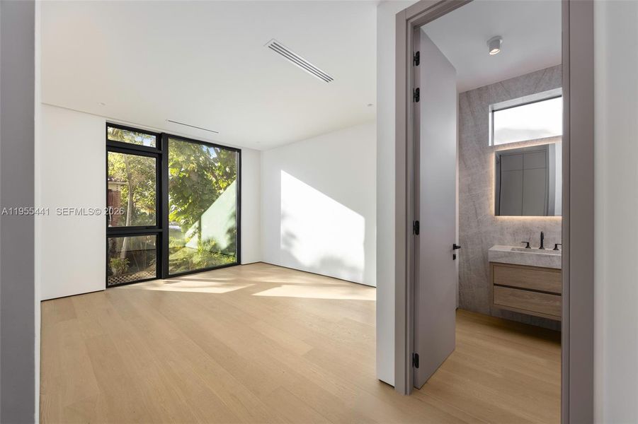 Spacious, unfurnished interior of a new home in , Miami (Image 21).