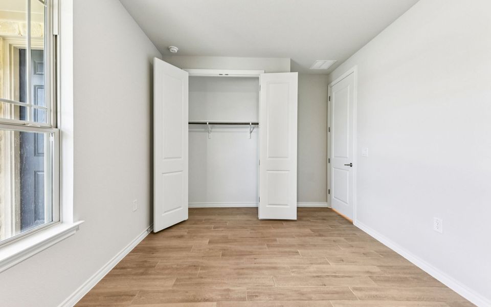 Spacious, unfurnished interior of a new home in Kissing Tree, San Marcos (Image 15).