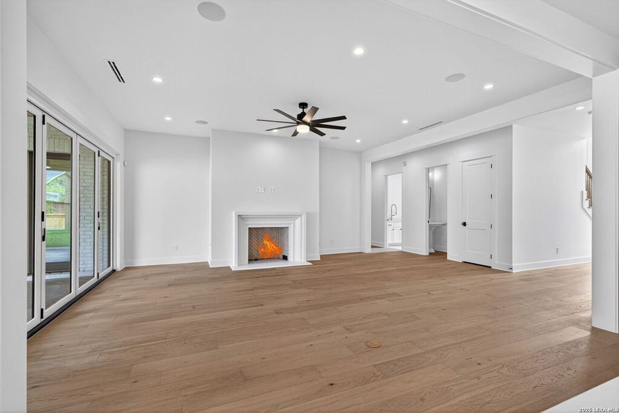 Spacious, unfurnished interior of a new home in , Alamo Heights (Image 21).