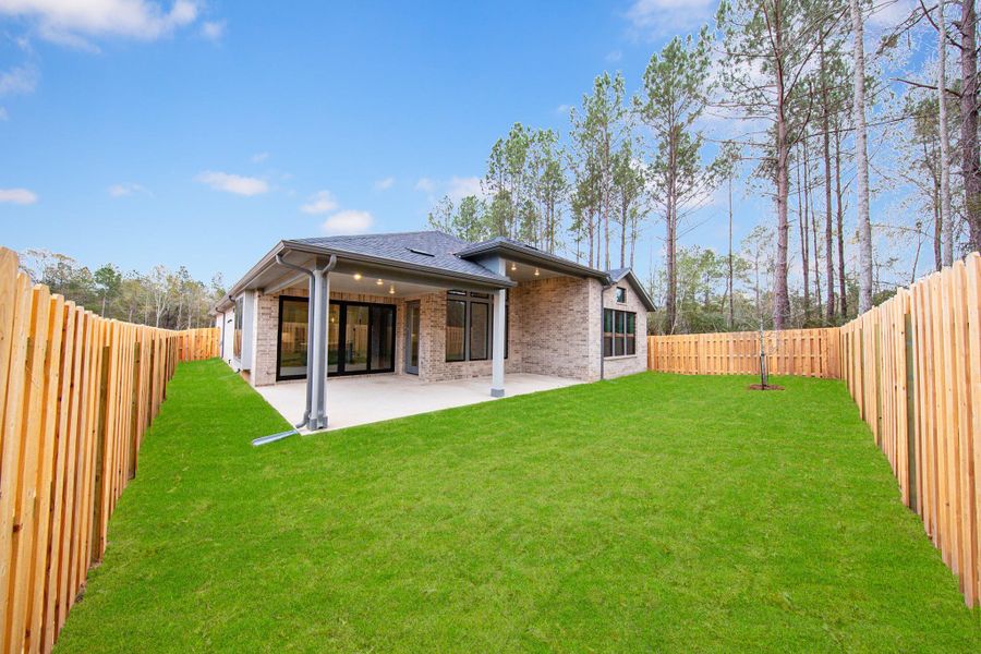 Come explore this generous backyard—perfect for kids to play freely and adults to unwind in comfort!