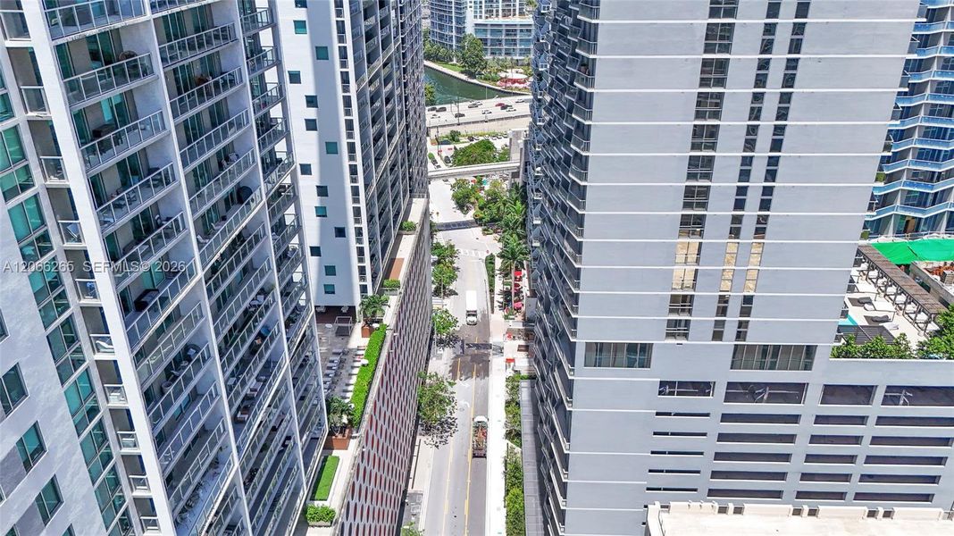 Condo located in Miami, FL showcasing its design and architecture (Image 27).