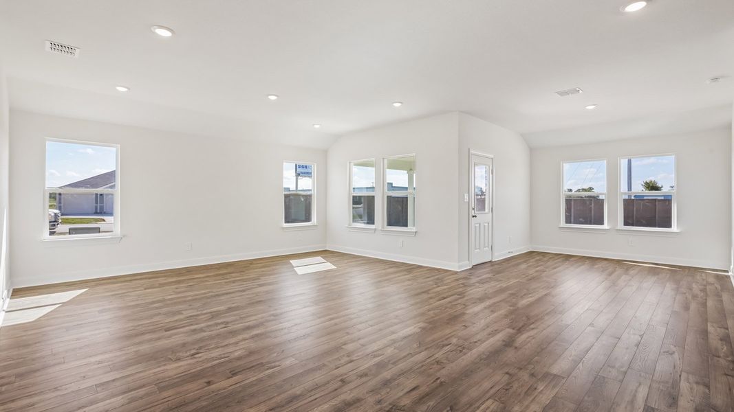 Spacious, unfurnished interior of a new home in Railhead, Cedar Creek (Image 11).