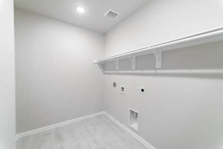 Spacious, unfurnished interior of a new home in Canterra Creek, Rosharon (Image 16). Spacious, unfurnished interior of a new home in Canterra Creek, Rosharon (Image 16).