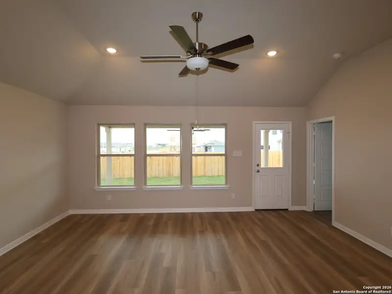 Spacious, unfurnished interior of a new home in Meadows at Clear Springs, New Braunfels (Image 29).