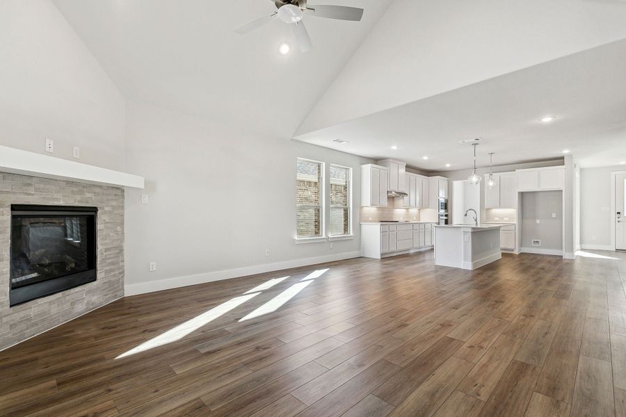 Spacious, unfurnished interior of a new home in Dove Hollow, Waxahachie (Image 14).