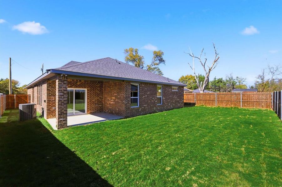 Exterior details and patio area of a home in , Terrell (Image 3).