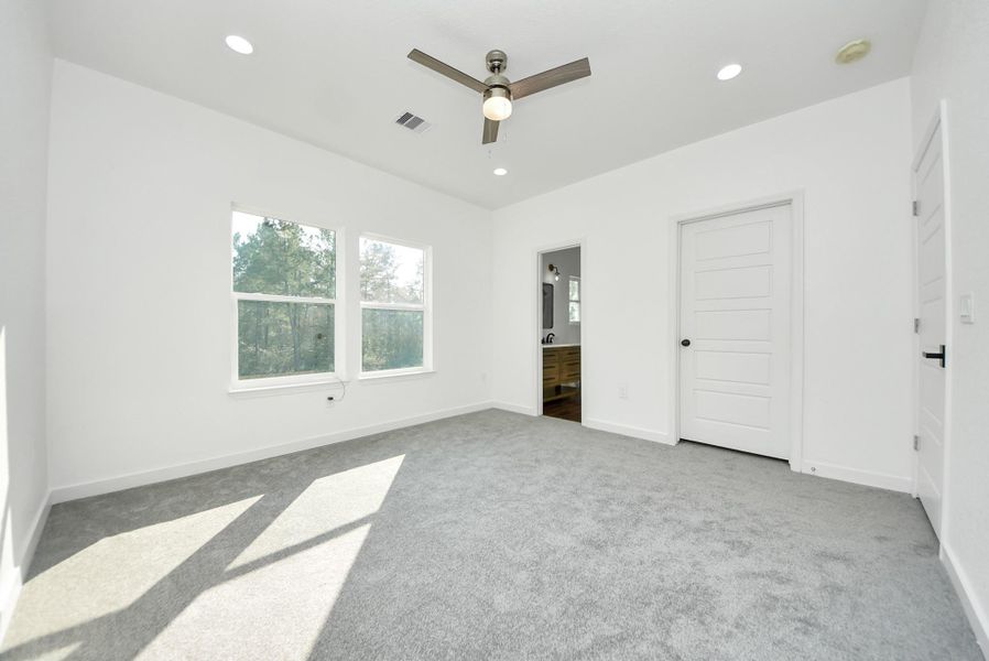 Spacious, unfurnished interior of a new home in , Conroe (Image 26).