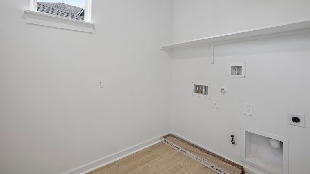 Spacious, unfurnished interior of a new home in Rosenbusch Ranch, Leander (Image 35).