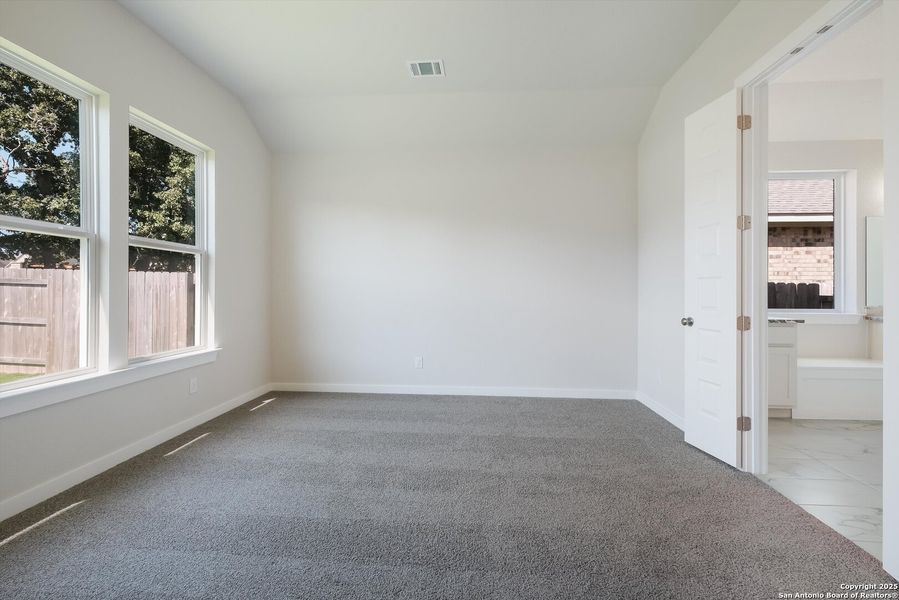 Spacious, unfurnished interior of a new home in Meyer Ranch, New Braunfels (Image 13).