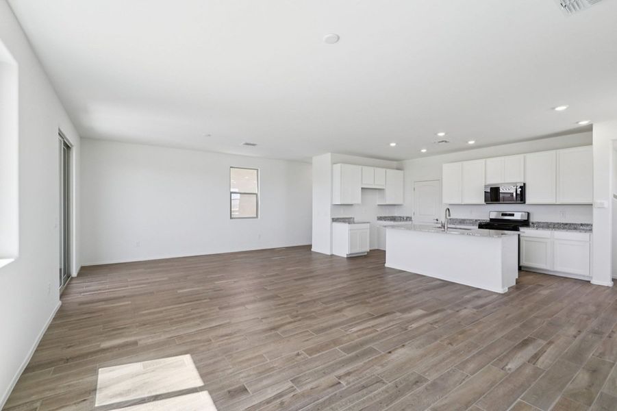 Spacious, unfurnished interior of a new home in Entrada Del Toro at Rancho Sahuarita, Sahuarita (Image 7).