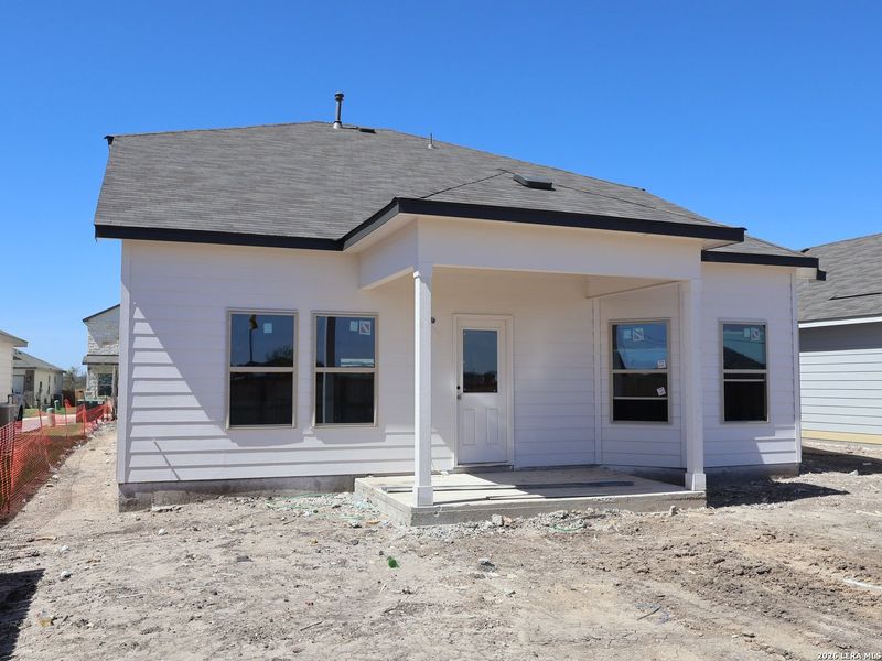 Exterior details and patio area of a home in Agave, San Antonio (Image 4).