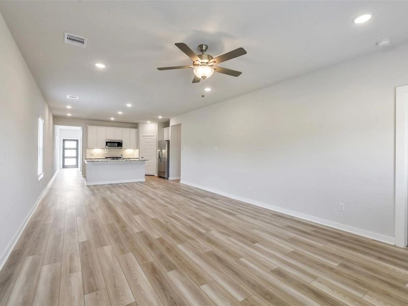 Spacious, unfurnished interior of a new home in Caney Creek Place, Conroe (Image 21).