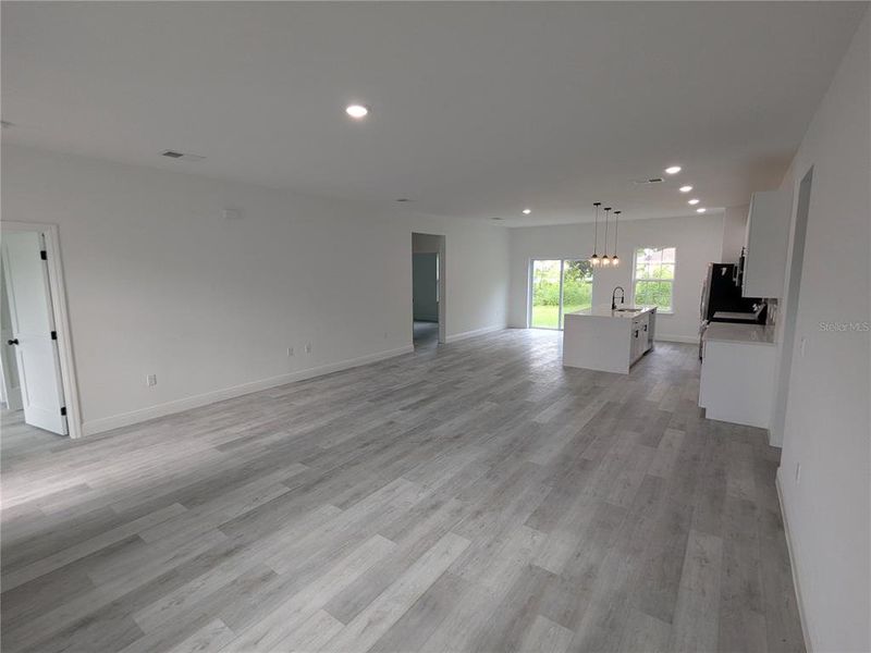 Spacious, unfurnished interior of a new home in , Ocala (Image 7).
