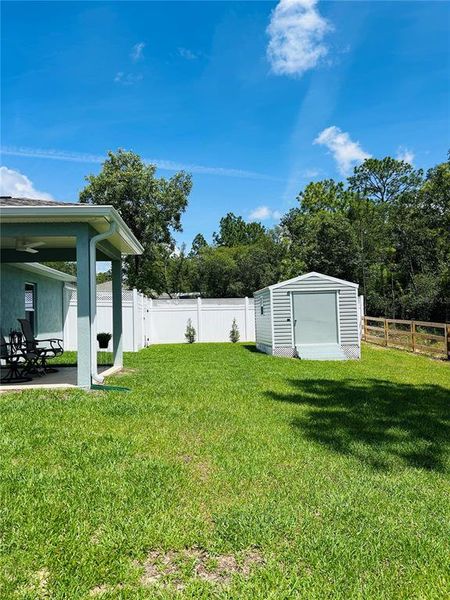 Exterior details and patio area of a home in , Dunnellon (Image 3).