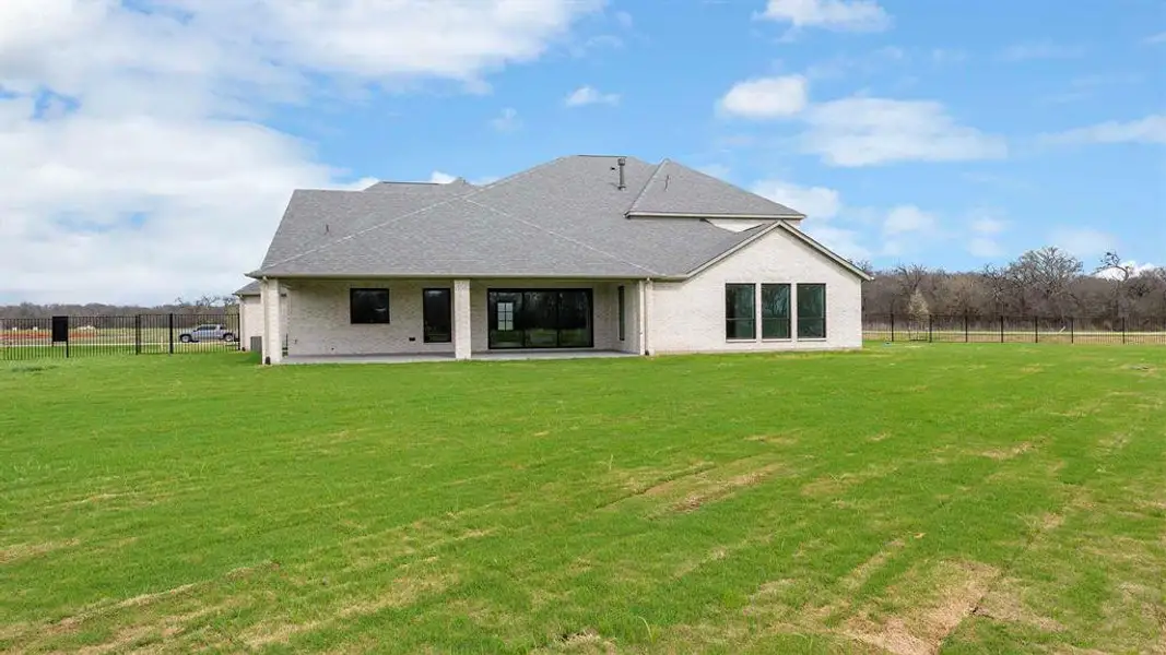 Exterior details and patio area of a home in Enchanted Creek, Lucas (Image 4).