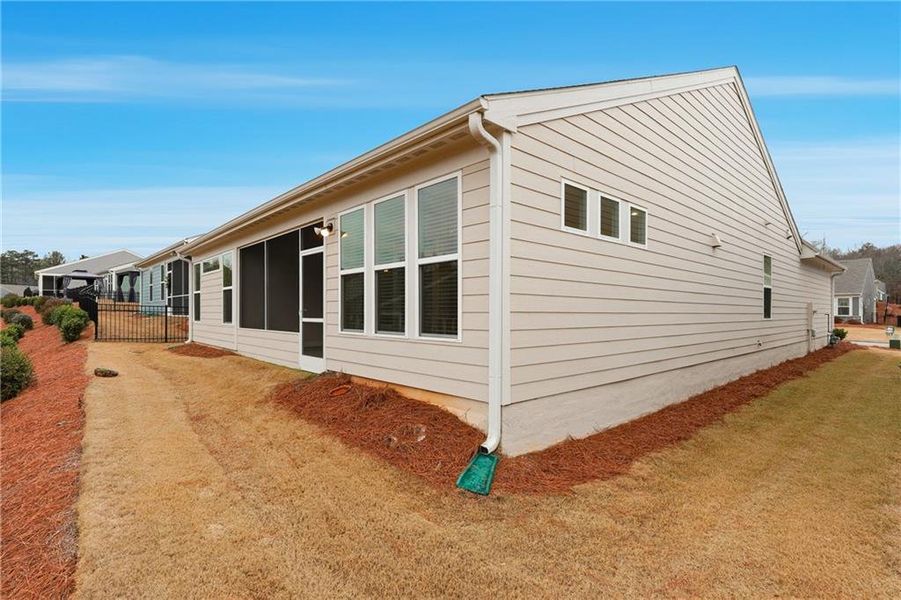 Exterior details and patio area of a home in Poplar Place, Dallas (Image 3).
