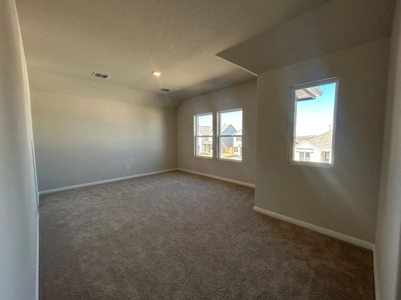 Spacious, unfurnished interior of a new home in Willow Springs, Buda (Image 24).