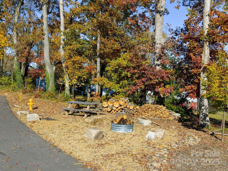 Natural landscape and outdoor views near in Asheville (Image 18). Natural landscape and outdoor views near in Asheville (Image 18).
