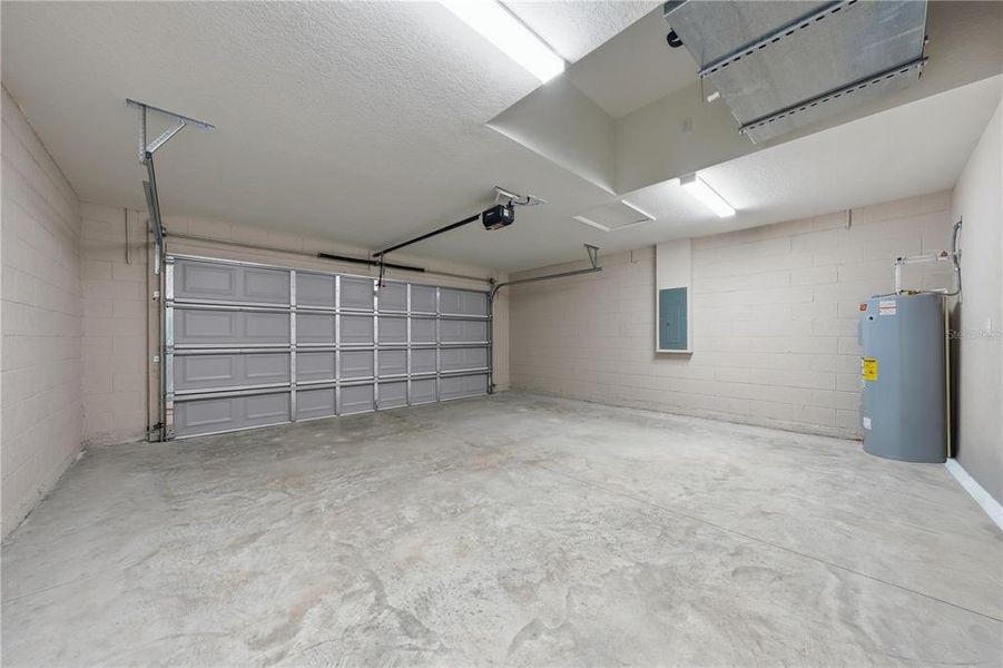 Spacious, unfurnished interior of a new home in , Citrus Springs (Image 34).