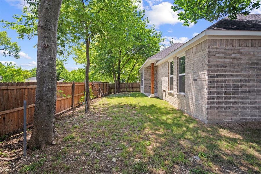 Exterior details and patio area of a home in , Waxahachie (Image 21).
