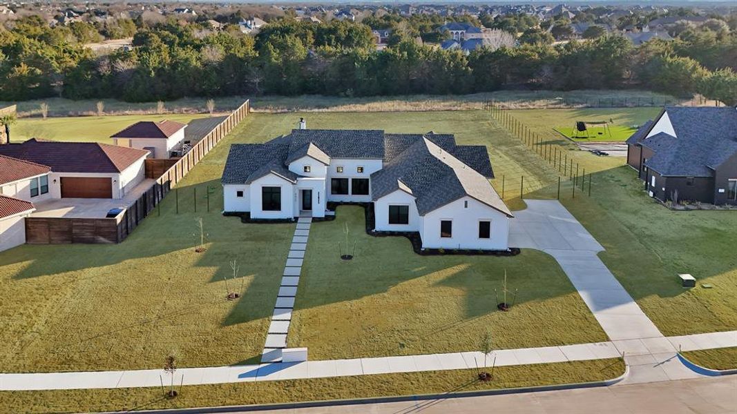 Exterior details and patio area of a home in Azalea Hollow, Midlothian (Image 23).