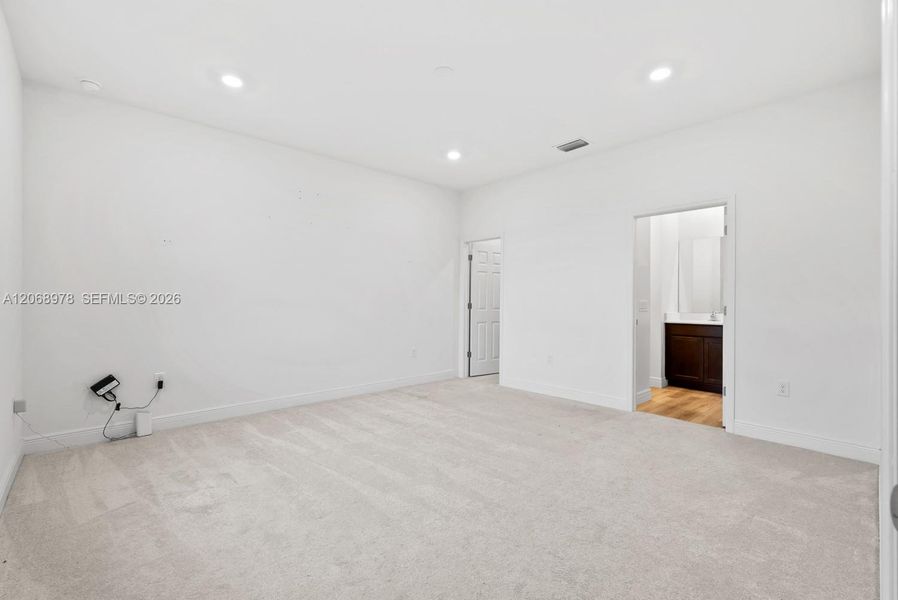 Spacious, unfurnished interior of a new home in , Cape Coral (Image 14).