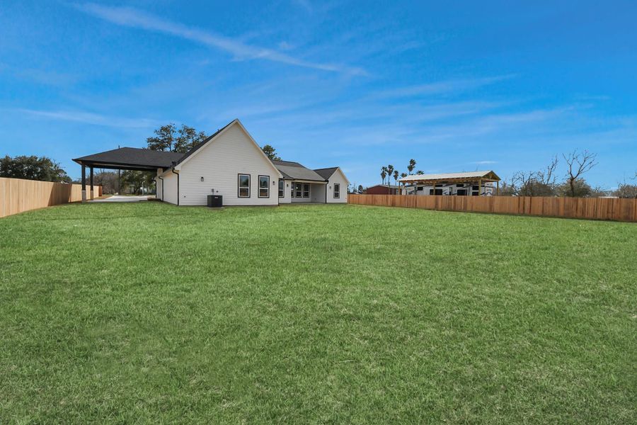 Exterior details and patio area of a home in , Rosharon (Image 3).