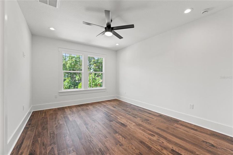 Spacious, unfurnished interior of a new home in , Tampa (Image 38).