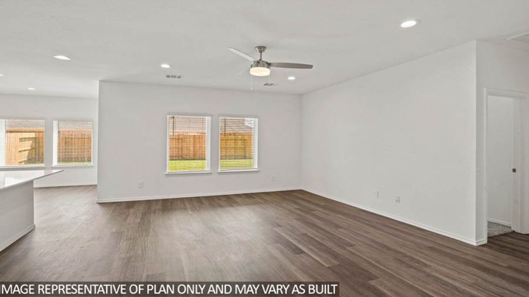 Spacious, unfurnished interior of a new home in East Williams Cove, Conroe (Image 11).