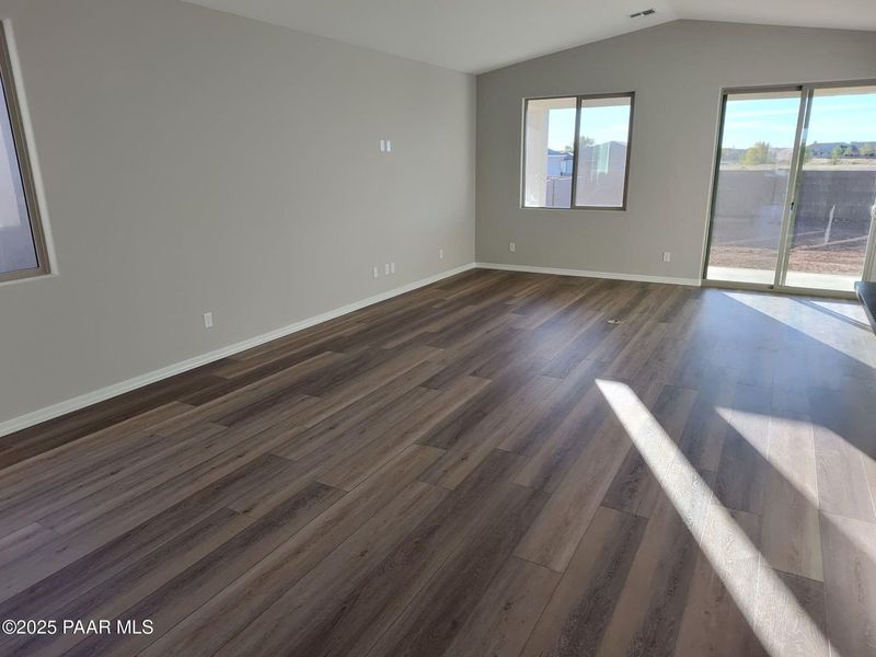 Spacious, unfurnished interior of a new home in North Ridge at Pronghorn Ranch, Prescott Valley (Image 11).