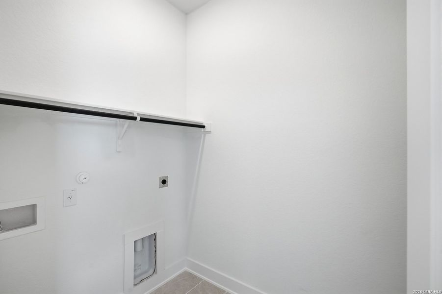 Spacious, unfurnished interior of a new home in Prominence Urban, San Antonio (Image 37).