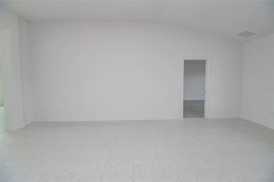 Spacious, unfurnished interior of a new home in Hickory Ridge Estates, Lake Wales (Image 19).