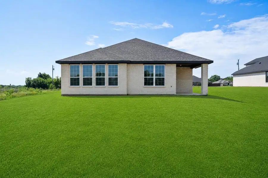 Exterior details and patio area of a home in , Corsicana (Image 4).