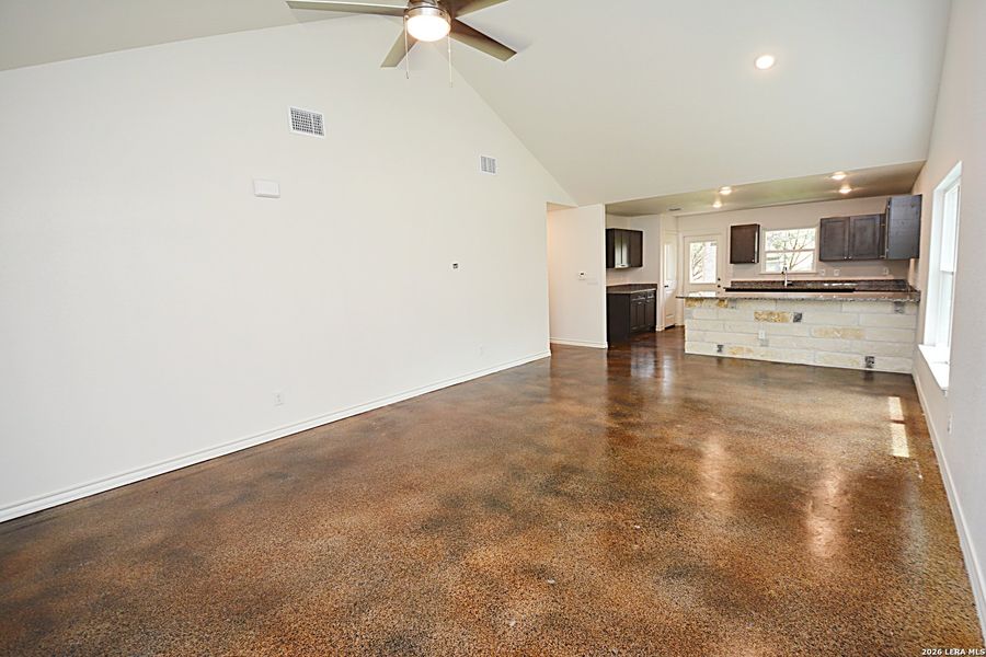 Spacious, unfurnished interior of a new home in , Canyon Lake (Image 6).