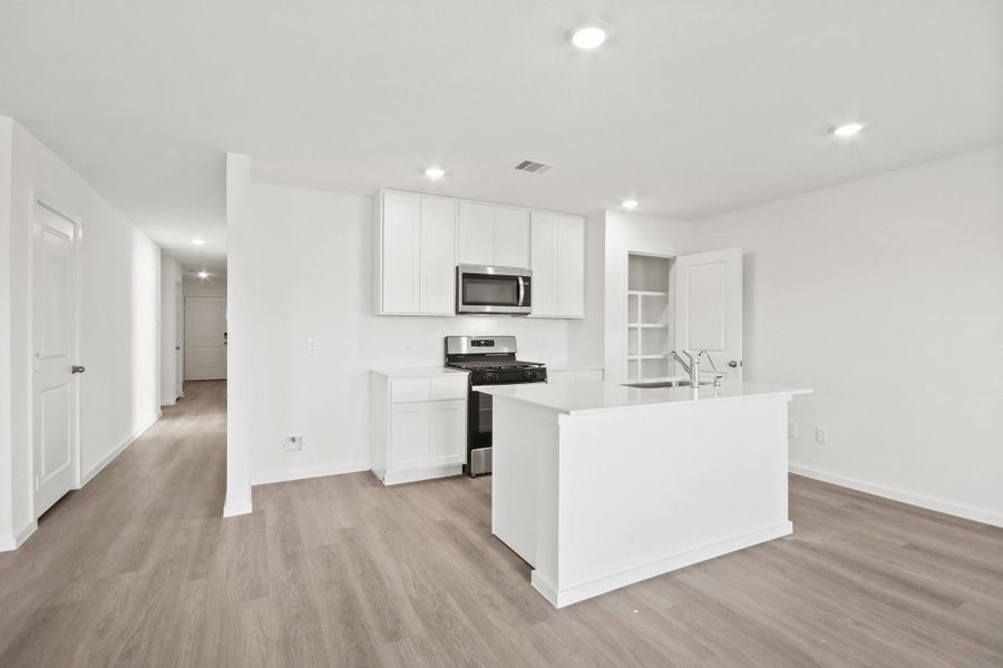 Furnished interior view inside a new home in Silverthorne, Conroe (Image 4).